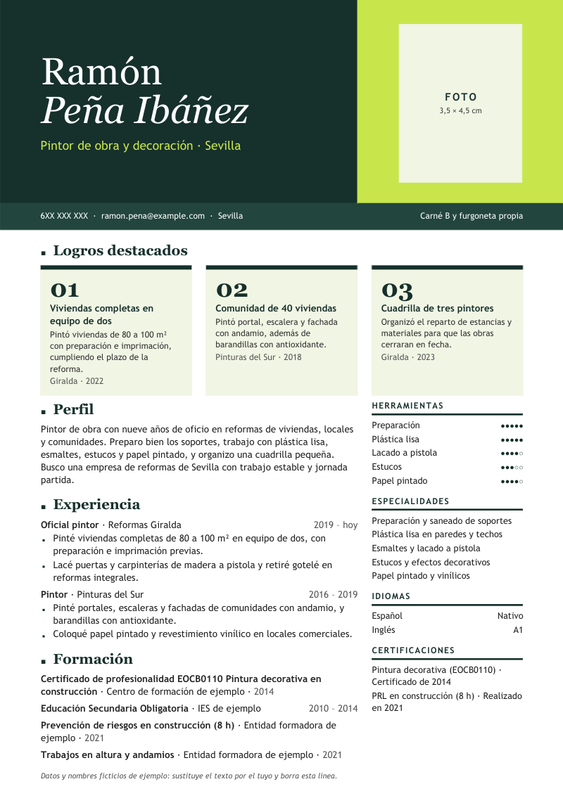 Vista previa del currículum de ejemplo de pintor de obra con datos ficticios, en un diseño con portada de color y marcador de foto, tres tarjetas numeradas de logros y dos columnas de experiencia y herramientas con niveles en puntos, en verde oscuro y limón.