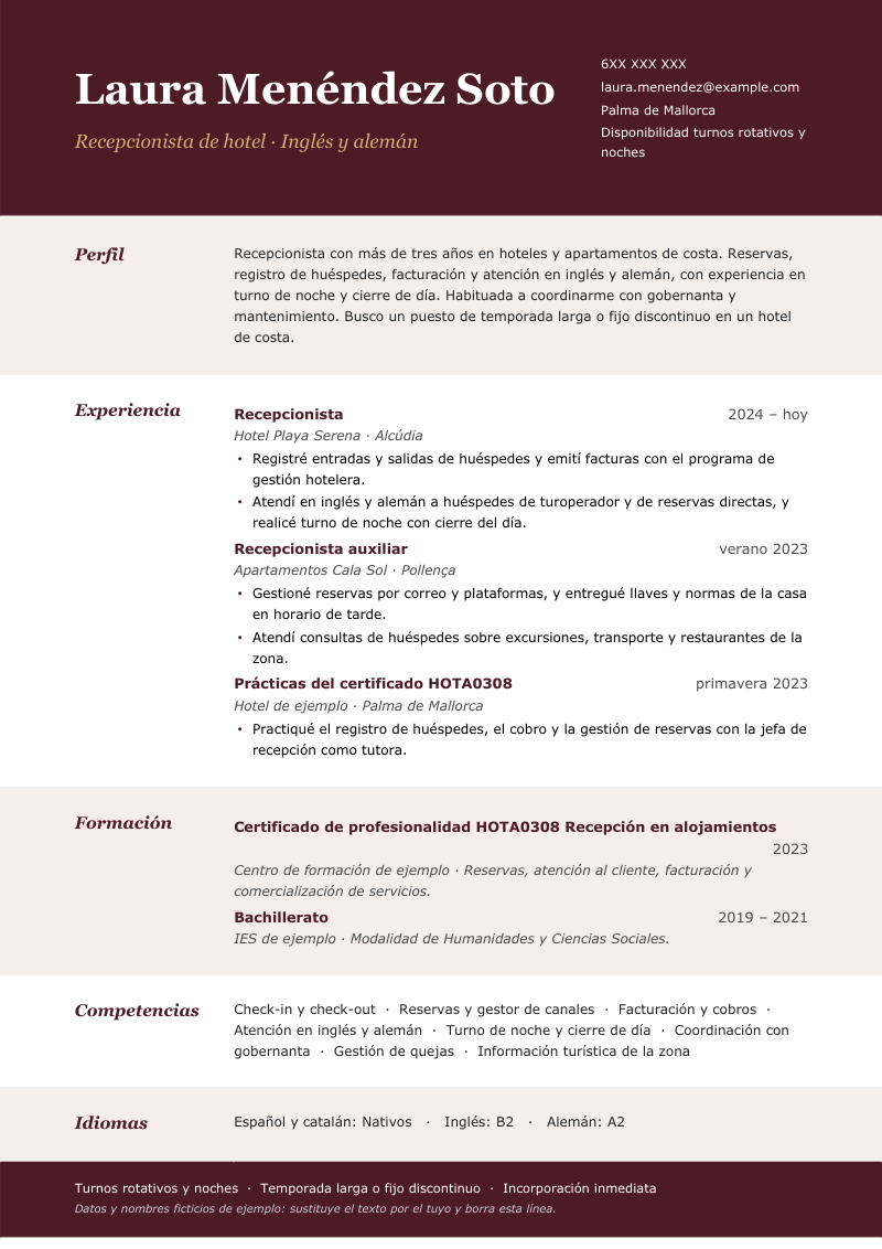 Vista previa del currículum de ejemplo de recepcionista con datos ficticios, en un diseño en franjas horizontales a sangre que alternan tinte y blanco, con cabecera y pie oscuros y una columna de etiquetas a la izquierda, en burdeos y crema.
