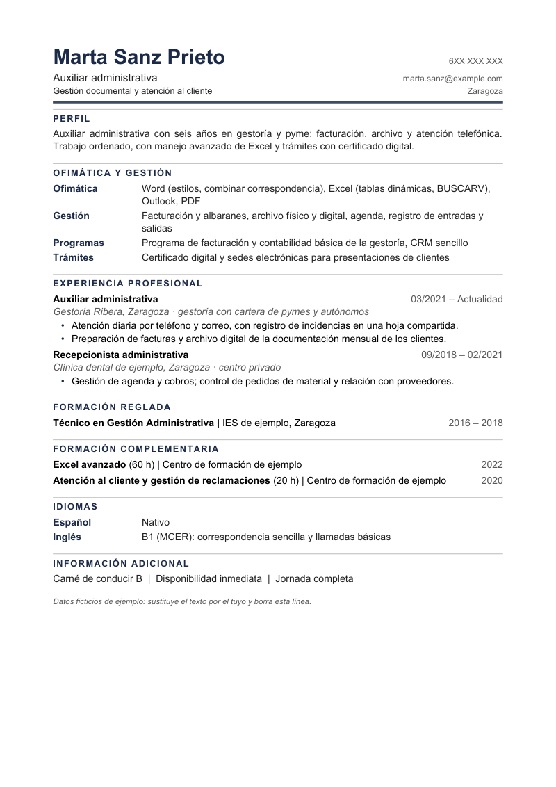 Vista previa de la plantilla para administración: cabecera tipo membrete con el nombre a la izquierda y teléfono, correo y ciudad alineados a la derecha, doble filete, y secciones con una línea gris encima: Perfil, Ofimática y gestión con etiquetas, Experiencia, Formación reglada y complementaria, Idiomas