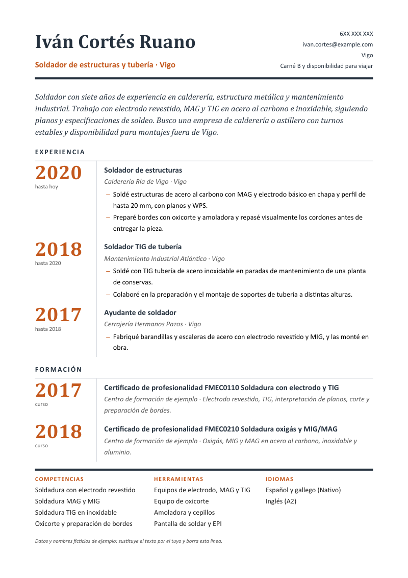 Vista previa del currículum de ejemplo de soldador con datos ficticios, en un diseño cronológico, con el año de inicio de cada etapa en tamaño grande en una columna a la izquierda y tres listas cortas al pie, en pizarra y naranja.