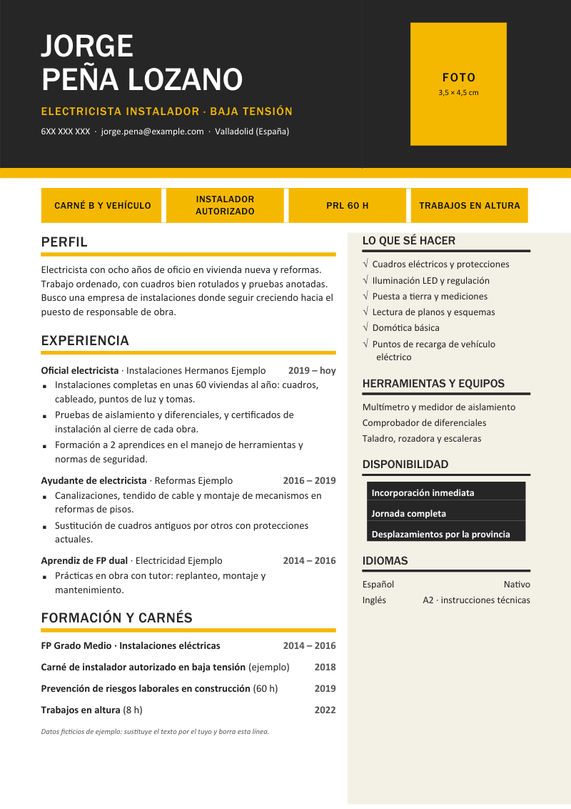 Vista previa de la plantilla Taller: cabecera carbón con el nombre en mayúsculas blancas y un recuadro amarillo de foto, franja amarilla, cuatro chapas amarillas con carnés y permisos, columna principal con perfil, experiencia y formación y columna lateral clara con lo que sé hacer, herramientas y disponibilidad