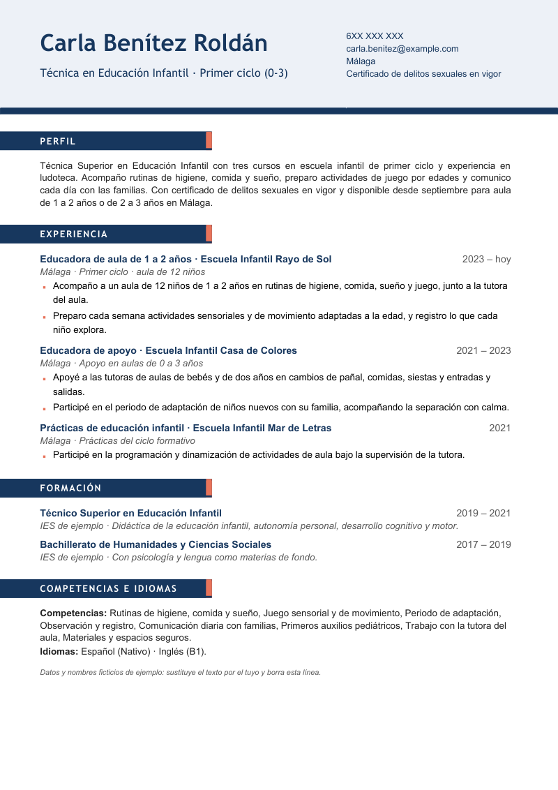 Vista previa del currículum de ejemplo de técnico en educación infantil con datos ficticios, en un diseño con cabecera de color suave y títulos de sección en forma de cinta que nace en el borde izquierdo de la hoja, en azul y coral.