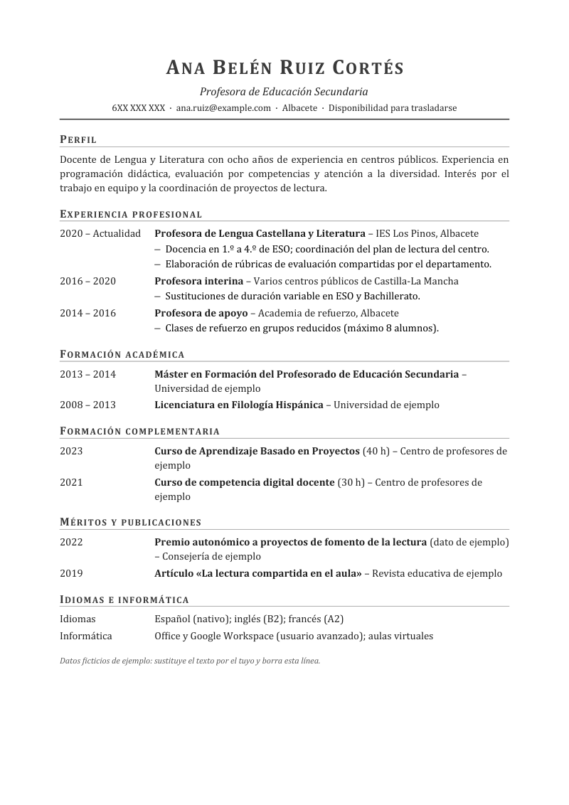 Vista previa de la plantilla sobria: nombre centrado en versalitas, contacto centrado y secciones de perfil, experiencia con fechas a la izquierda, formación académica, formación complementaria e idiomas
