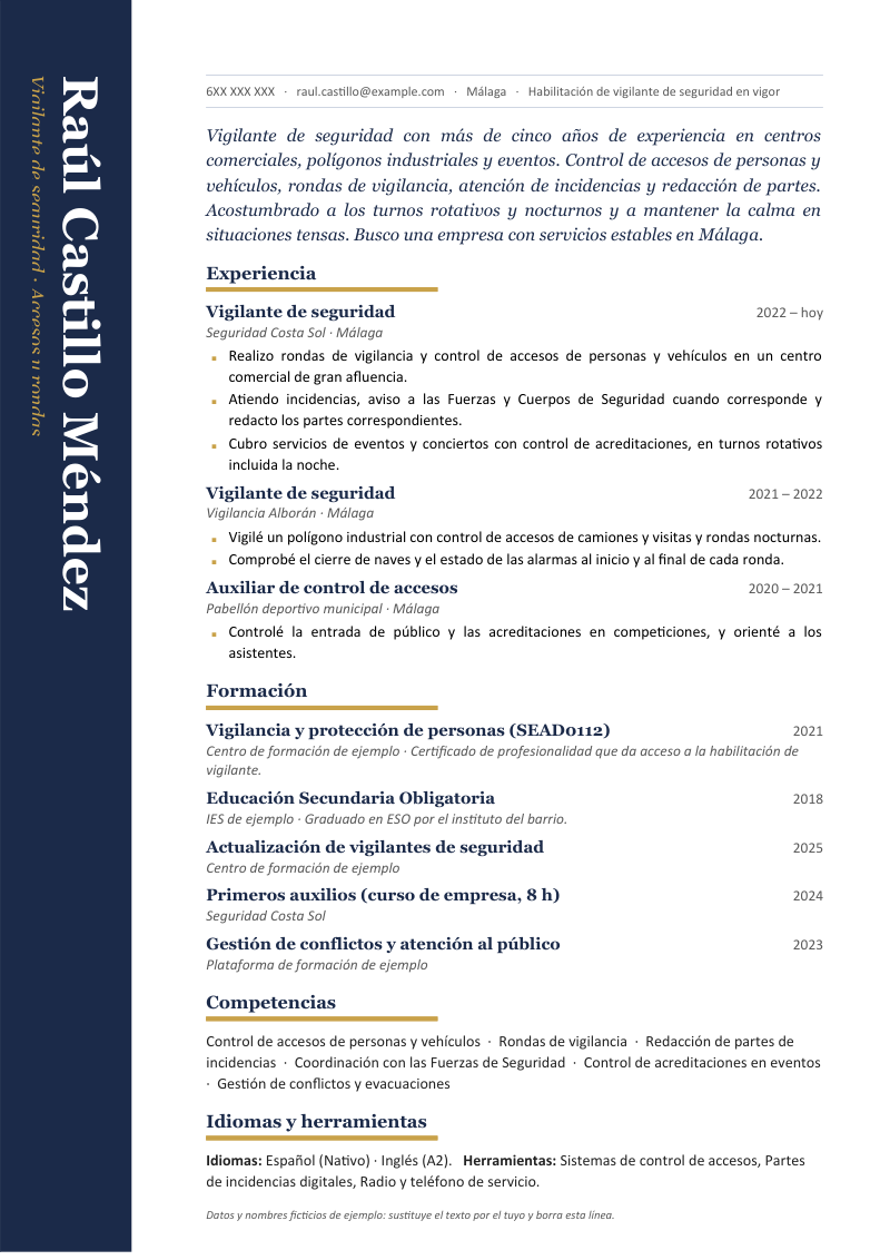 Vista previa del currículum de ejemplo de vigilante de seguridad con datos ficticios, en un diseño con un lomo de color a todo el alto de la hoja con el nombre en vertical y una columna con perfil, experiencia, formación y competencias, en azul marino y oro.